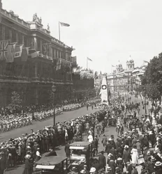 Friedensprozession indischer Truppen, die den unbekannten Krieger am Kenotaph in Whitehall grüßen, 19. Juli 1919